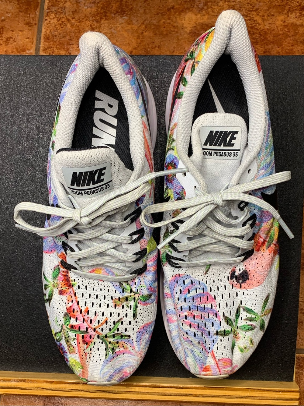 Nike White Floral Print Zoom Pegasus 35 Running Shoes. SZ 9 1/2. EUC